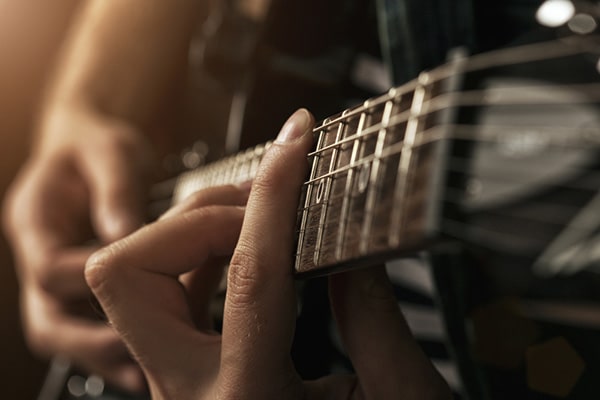 نقش دسته گیتار در انتخاب گیتار