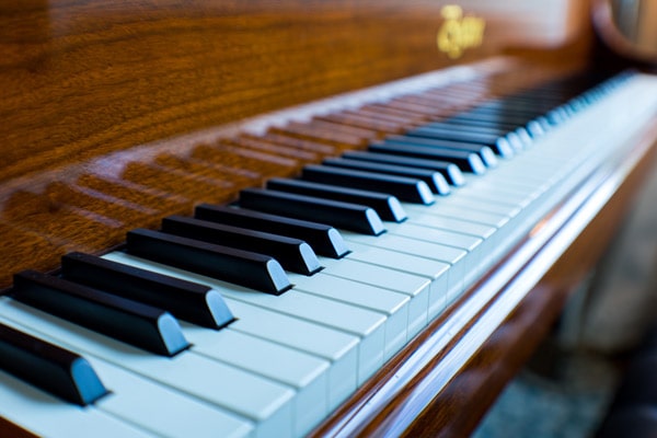 آیا خرید پیانو دست دوم برای شروع به صرفه است؟